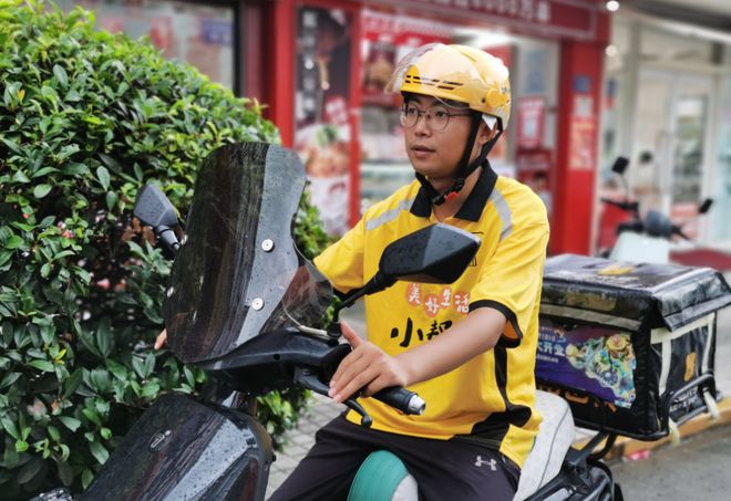 装手机支架交警：不是为难大家是为了安全尊龙凯时人生就是搏平台电动车不允许安(图2)