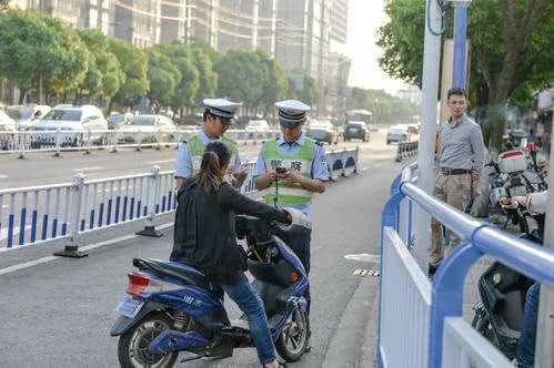 车上路有“5不能”新要求别被罚了才知道凯时尊龙人生2025年2月起执行电动(图3)