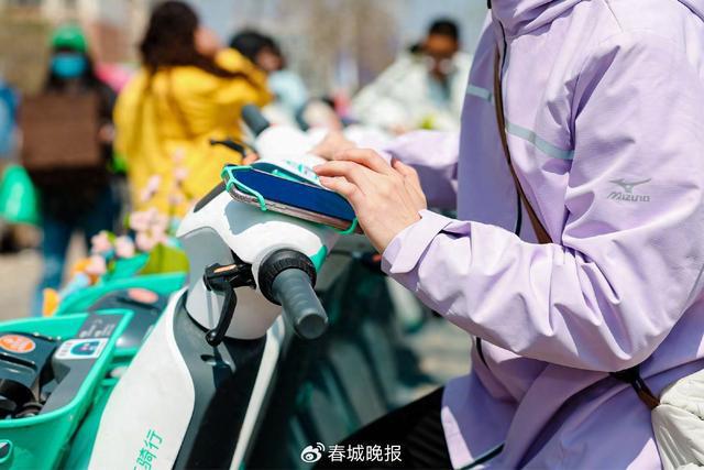 机支架”再升级提升昆明用户骑游体验尊龙凯时APP滴滴青桔电单车“手